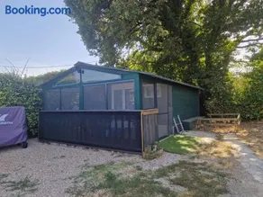 Chalet de 25 m2 avec jardin, piscine et spa uniquement accessible en juin sept - Image 2