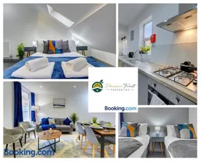 5 Bedroom - 5 Ensuite Baths, Sleeps 10, Near City Centre, with Free Wi-Fi, Garden - Family Stay - Business&Leisure 56HRC - Image 1