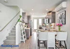 Stylish Townhome in Ballard - Image 1