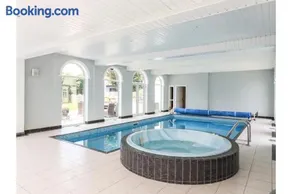 Luxurious 6 Bedroom Villa with Pool Sleeps 12 - Image 4