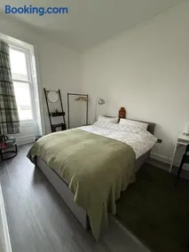 Bright & Cosy King-Size Room in Morningside - Image 1