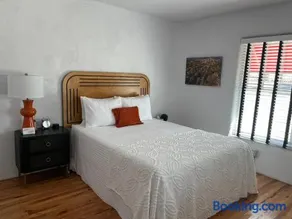 Boots Court Motel - Image 2