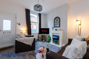 Bright 2-bed cottage in Chester by 53 Degrees Property, ideal for Couples & Small groups, City Centre - Sleeps 6 - Image 3
