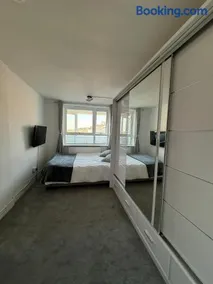 Private Room with King Size Bed, TV and Shared Bathroom - Image 2