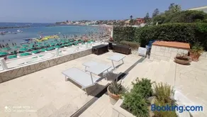 Villa con Piscina Privata fronte Spiaggia - Image 2
