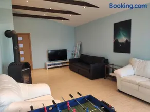 Spacious & Cozy Apartment with Forest View - Image 2