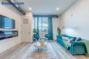 Emerald Escape, Free Parking, 2 Bath, Sleeps 8 Near American Dream and The Airport, King Bed and 2 Queen Beds, Washer and Dryer - Image 5
