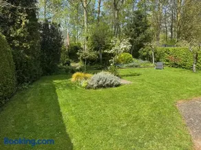 Vacation home with a large fenced-in yard - Image 2