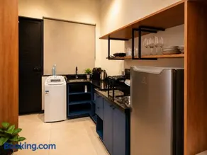Studio Echo Living 01 Novo - Cozinha Completa, Ar Condicionado e Wifi - Vaga para veículo, Rápido Acesso ao Centro - Image 4