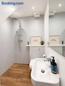 Stylish Hertford House - Ideal for Work or Leisure - Image 3
