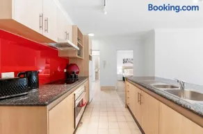 Convenient East Perth Stay with Free Parking - Image 3