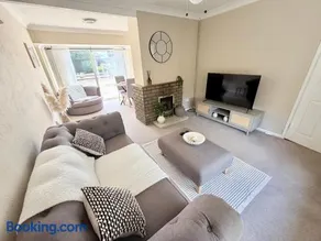 Spacious 3 bed property flexible beds sleeps 6 - Image 1
