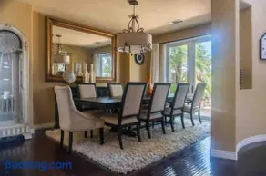 Evonvale Dream! Big Heated pool, jacuzzi seats 16! - Image 2