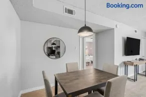 Spacious 3BR Apt in Houston - Image 2