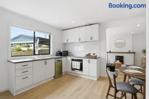 3BR Family Home Near Hobart CBD Free Parking & Fast WiFi - Image 4