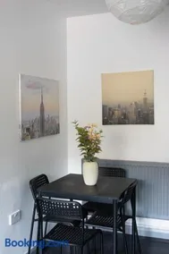 Well-equipped 4 Bedroom House close to City Centre - Image 5