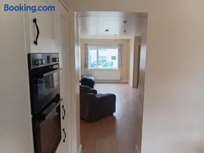 Spacious 3BR House wiz Free Parking WiFi - Image 2