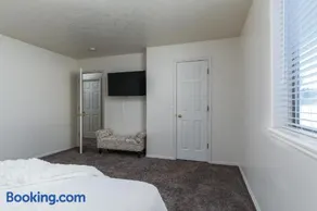 Cozy Three Bedroom Home - Image 2