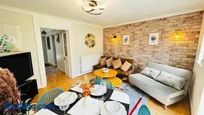 Inviting 2 Bed Guest House steps away from Ascot Racecourse 3 mins drive, 5 mins to Legoland, 12 mins to Windsor Castle Perfect for families & racegoers alike - Image 5