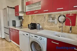 80 m Apartment with Sea & Pool View Sleeps 6 - Image 3
