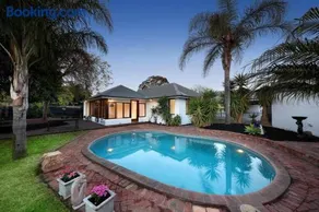 Luxury Retreat 5-Bedroom Villa with Private Pool & Beautiful Outdoor Spaces - Image 1