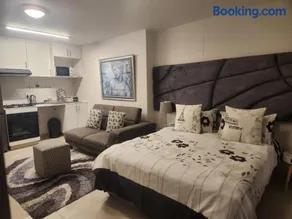 Umhlanga flat near Gateway mall - Image 1