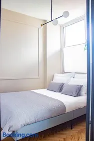 Central Apartment with Balcony and Views, Old Town, metro - Image 3