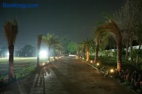 Azure Cove - Luxury Lakefront Villa - Image 2