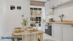 Newly renovated 2-bed house in Lechlade with parking - Image 2