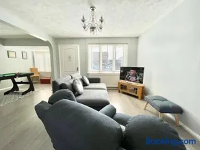 Haven lovely home just off M20 in great area & parking - Image 3