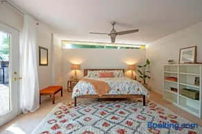 Mid-century 4BR ranch with private pool, 1M to pickleball - Image 2