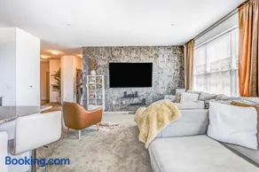 Luxury Downtown Crown Apartment - Image 3