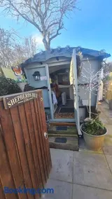 Blue bells Small but quirky & Cozy Shepherd's Hut - Image 1