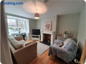 Spacious 3-Bed Home in York Free Parking Sleeps 5 - Image 2