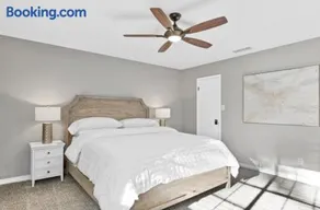 Family or Group Getaway Spacious Home - Porch - Sleeps 10 - Image 4