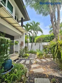 Cozy Serene Home Quiet Garden for a Peaceful Stay - Image 1