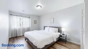 Convenient two bedroom near DIA - Image 3