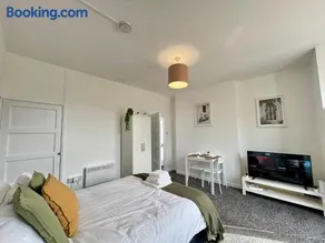 THE SPRINGFIELD SUITE - ONE BEDROOM APARTMENT - KIDDERMINSTER CENTRAL - SLEEPS 3 GUESTS - PARKING INCLUDED - WEST MIDLANDS SAFARI PARK LOCATIOn - Image 3