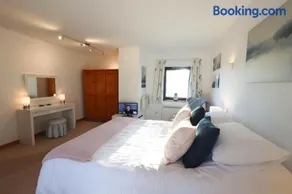 Stable Cottage at The Long Barn- Beautiful Getaway in Tockington - Image 3