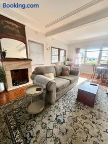 Bright cottage, quiet and centrally located - Image 1
