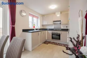 Hemsworth Homestay with Double Bedroom and Private Bathroom - Image 4