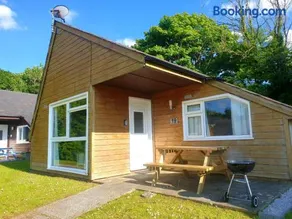 19 the Coombe Charming, 2-Bedroom Family Chalet with Parking, Near Bude Beaches - Image 2