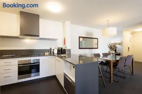East Perth CBD Apartment close to The Swan River - Image 3