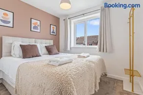 The Cosy House with Free Parking, Garden and Smart TV with Netflix by Yoko Property - Perfect for Contractors, Groups & Relocation - Image 5