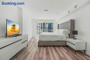 Amazing 1 Bed 1 Bath • Brickell • City & Bay View - Image 4