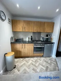 Compact Modern Apartment Single Person or Couple Only - Image 4