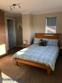 Number One - Fully Equipped Self Catering Four Bedroom House next to Dunedin, 15 mins to Spurn, 20 mins to Saltend, 12 mins to Easington - Image 3