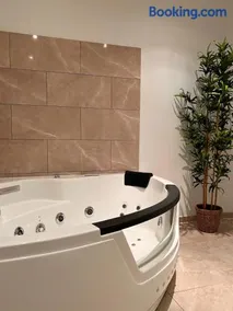 Modern SPA - Cosy & Chic - JACCUZI - Image 1