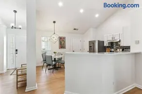 Sophisticated 3 Bedroom Retreat-Near Six Flags - Image 4