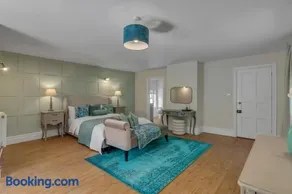 Stylish 4-Bed Apartment in Suffolk l Near Town - Image 4